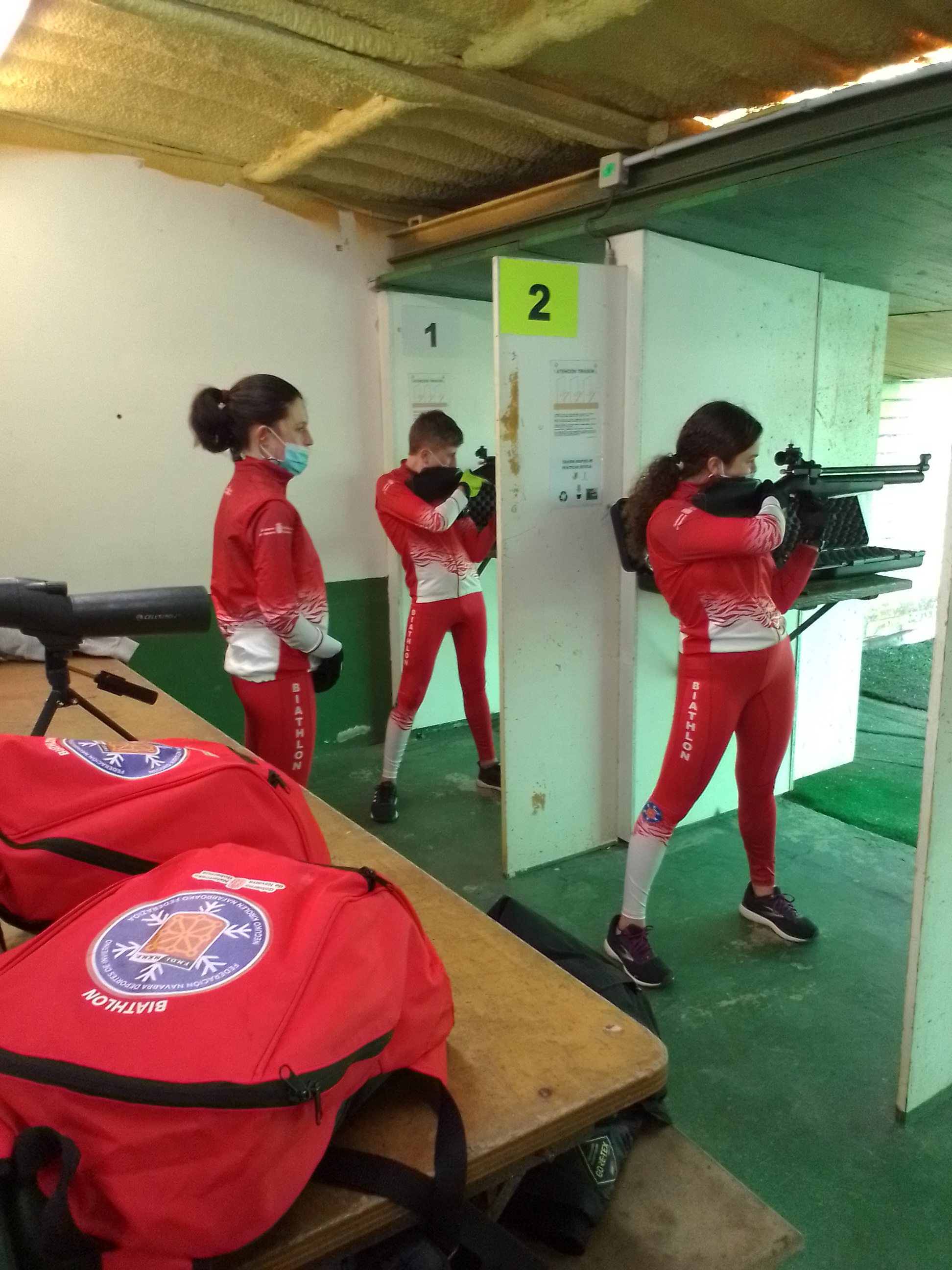 Nueva equipación para el equipo de biathlon de la federación navarra